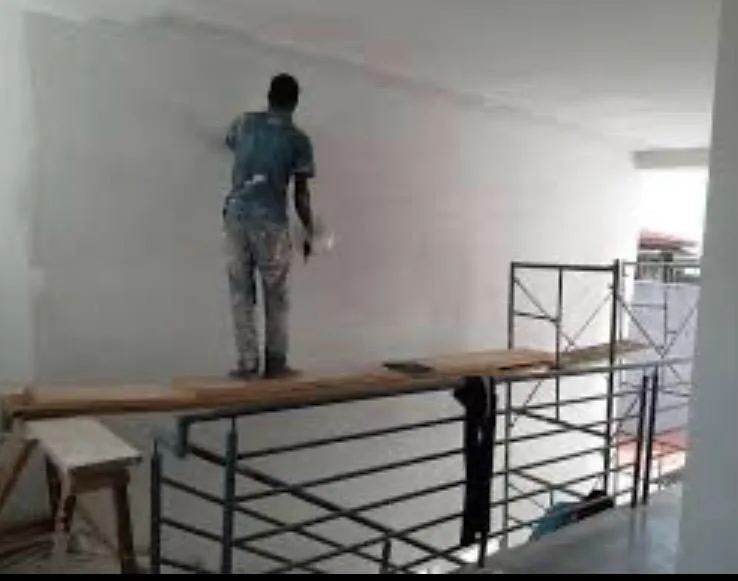 Application du plafonnage sur chantier